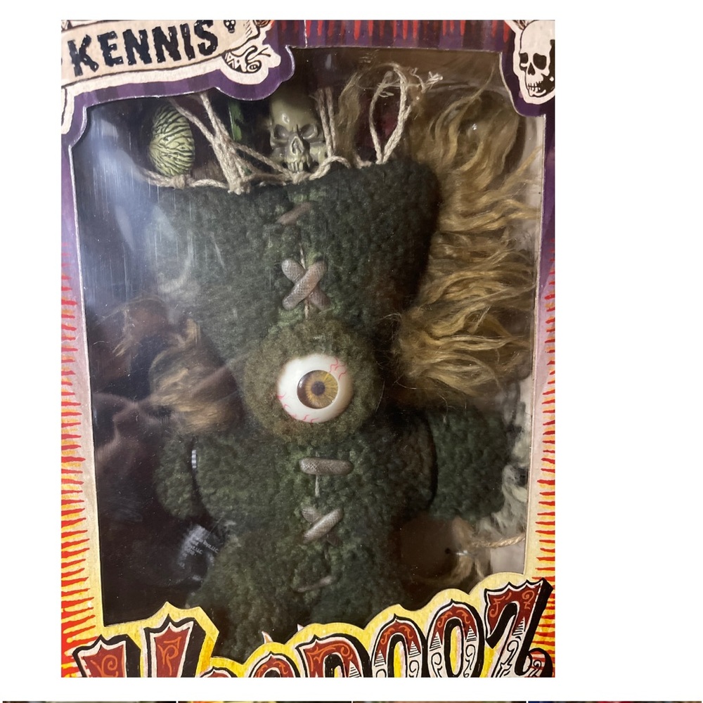 2006 Mezco Toyz Voodooz KENNIS Plush Doll w/Mojo Bones, Spell Pins, Idol, Twine